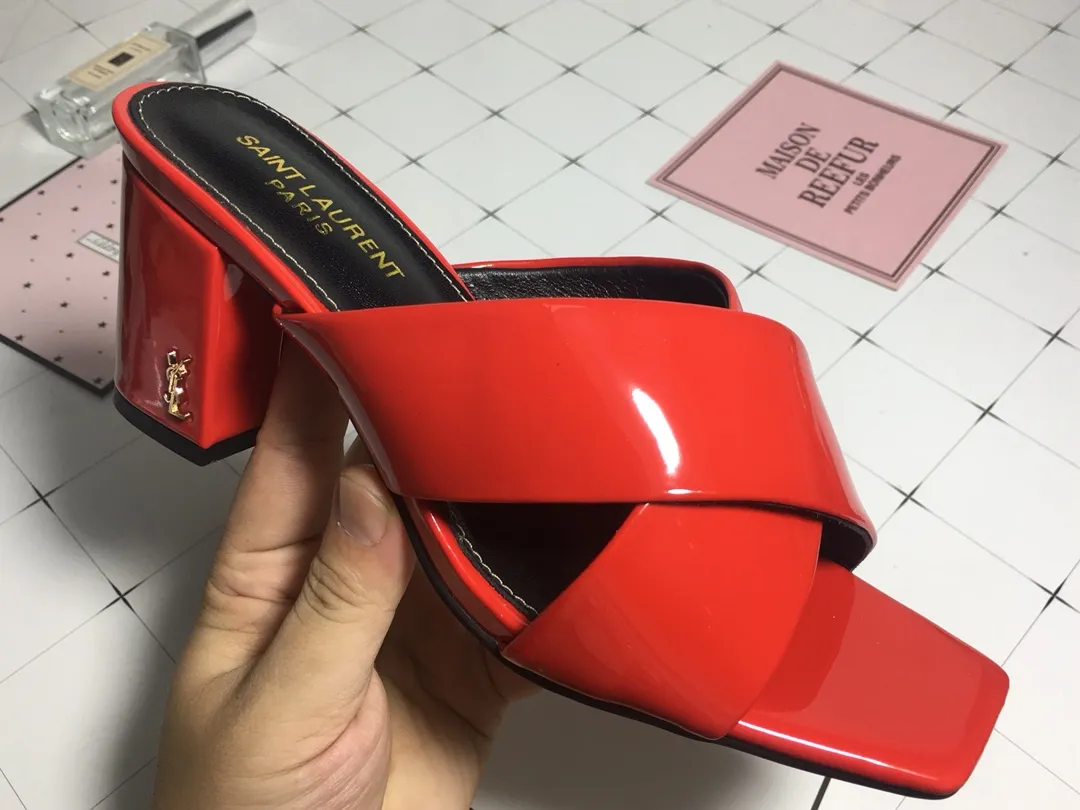 👟👟Ex-factory price 340👟👟 Genuine leather base +40 7CM heel cow patent leather series. 2018 Saint Laurent YSL’s strongest new cross-strap slippers are available in two heel heights. They are 7CM and 9CM respectively. The fabric is made of cowhide. The lining is made of first-layer sheepskin. Size: 34-41 (size 42 can be customized). It is very stable when walking and does not lose its heel.